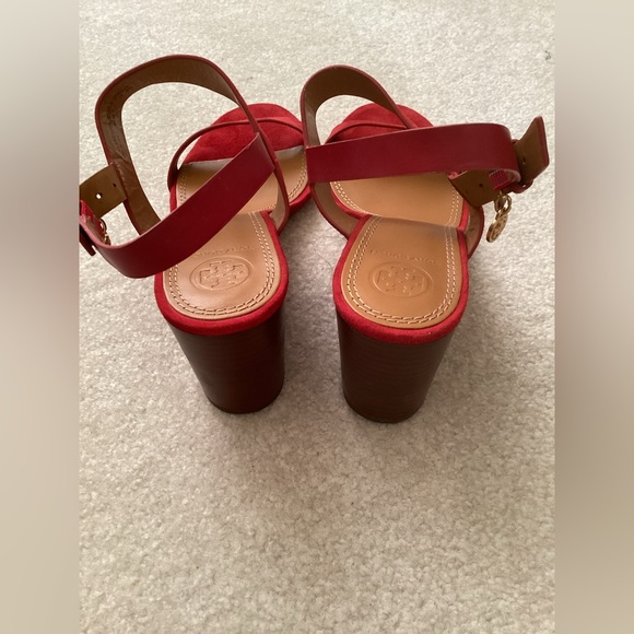 Tory Burch US 8 Benton Suede Wedge Ankle Strap Logo Charm Sandal Red - Picture 4 of 5